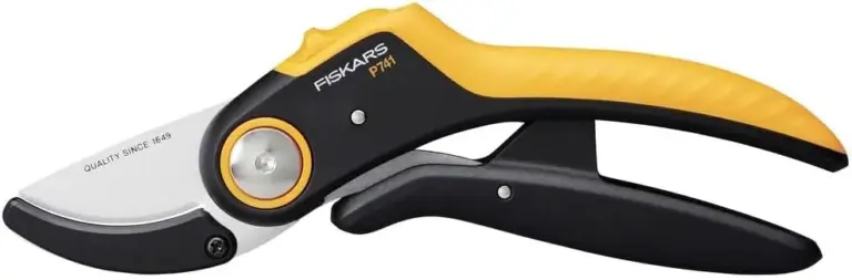 Fiskars P741 im Test: leicht, aber schwach an Hartholz